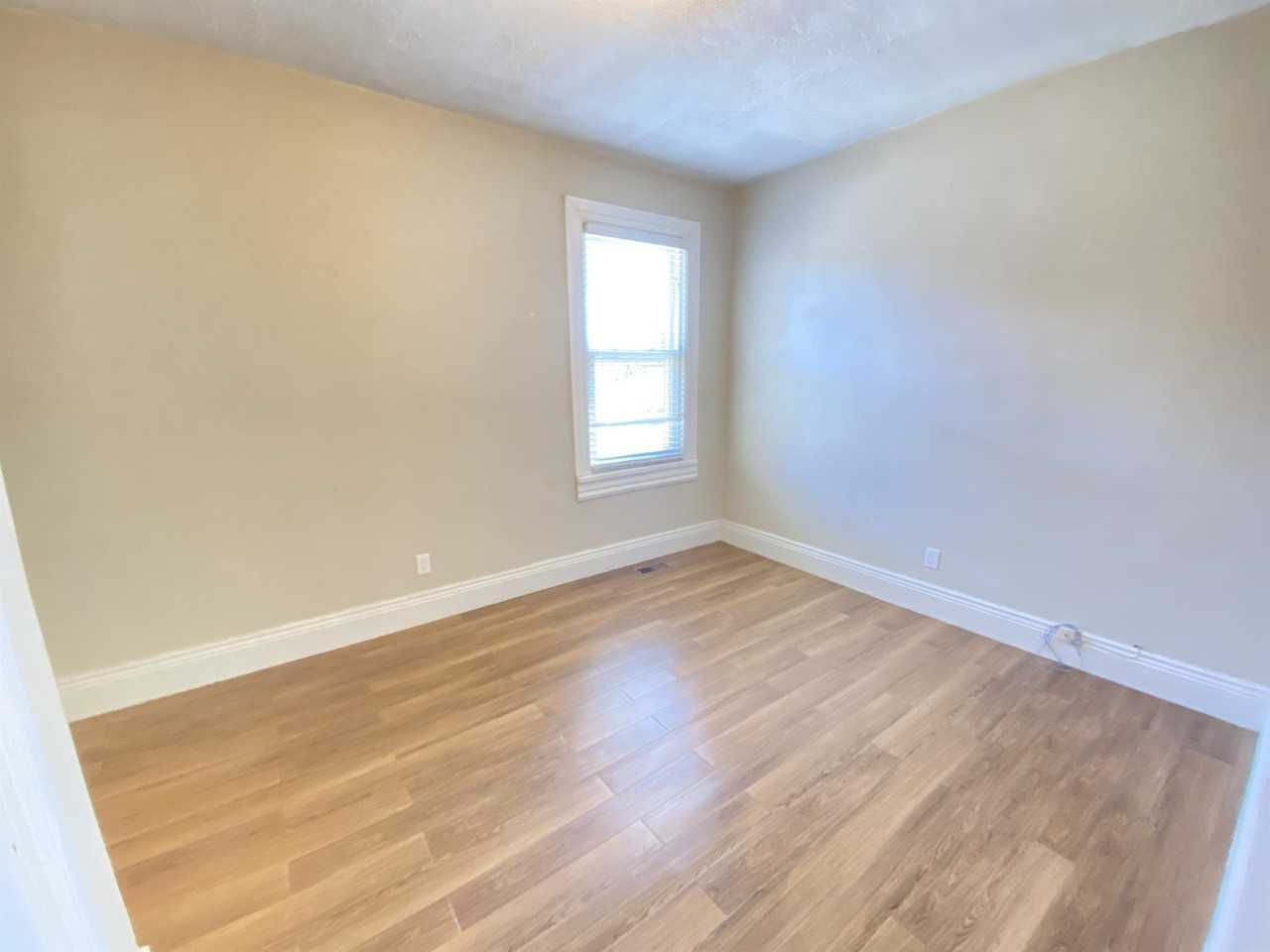 226 Victoria Ave N #2 - Photo 2 of 7