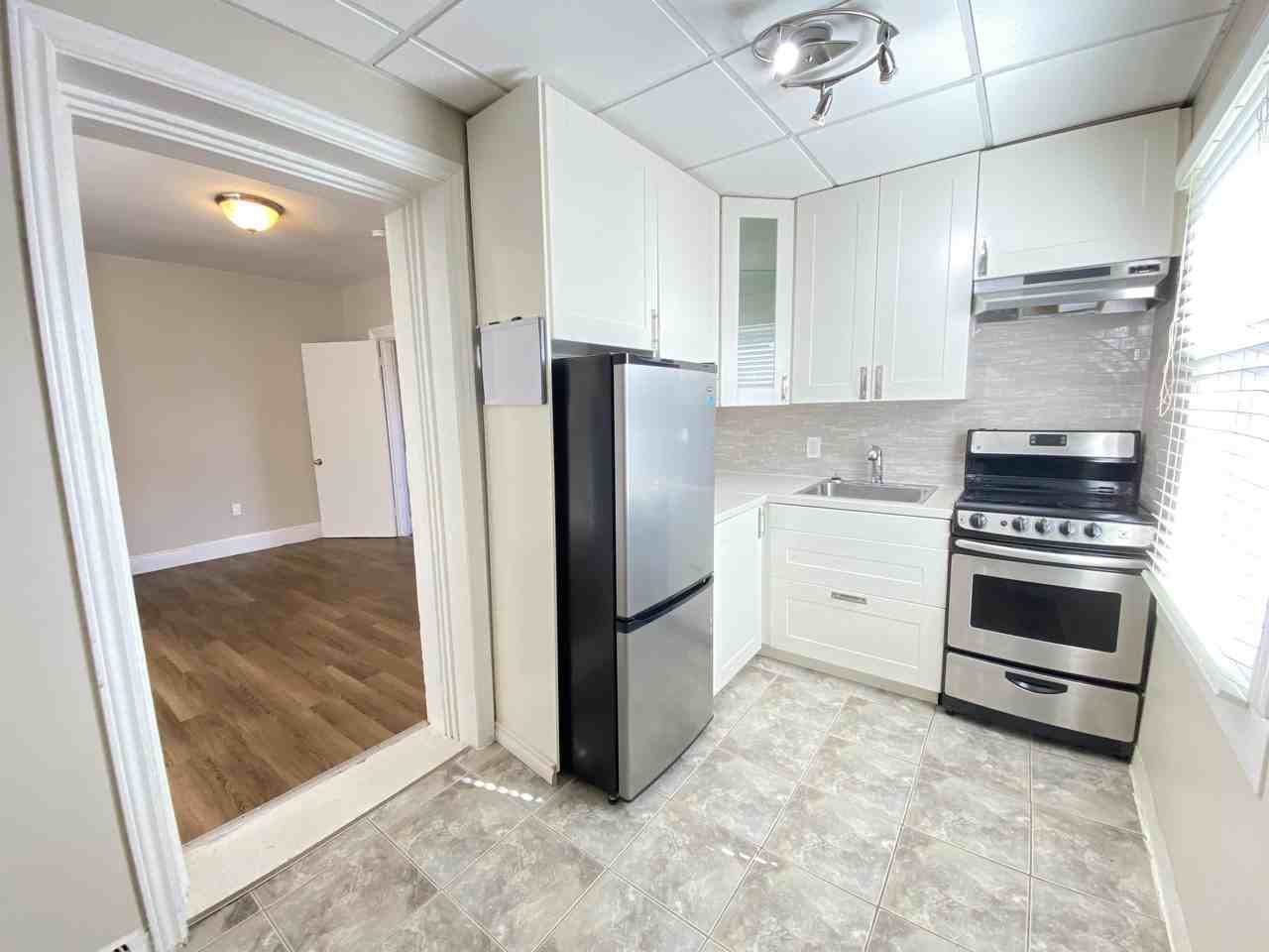 226 Victoria Ave N #2 - Photo 3 of 7