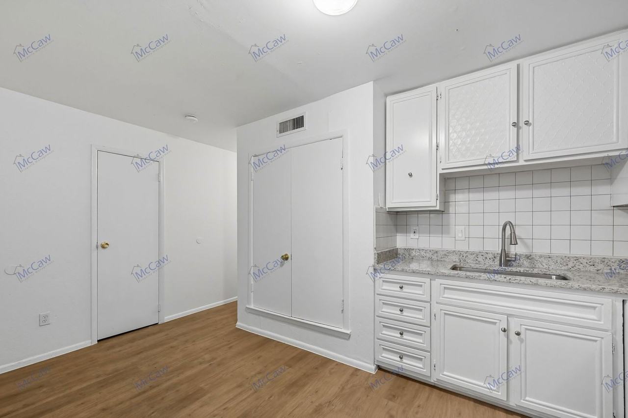 616 Moore St #D - Photo 7 of 25