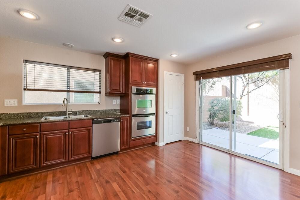 10012 Pelham Park Ave - Photo 7 of 17