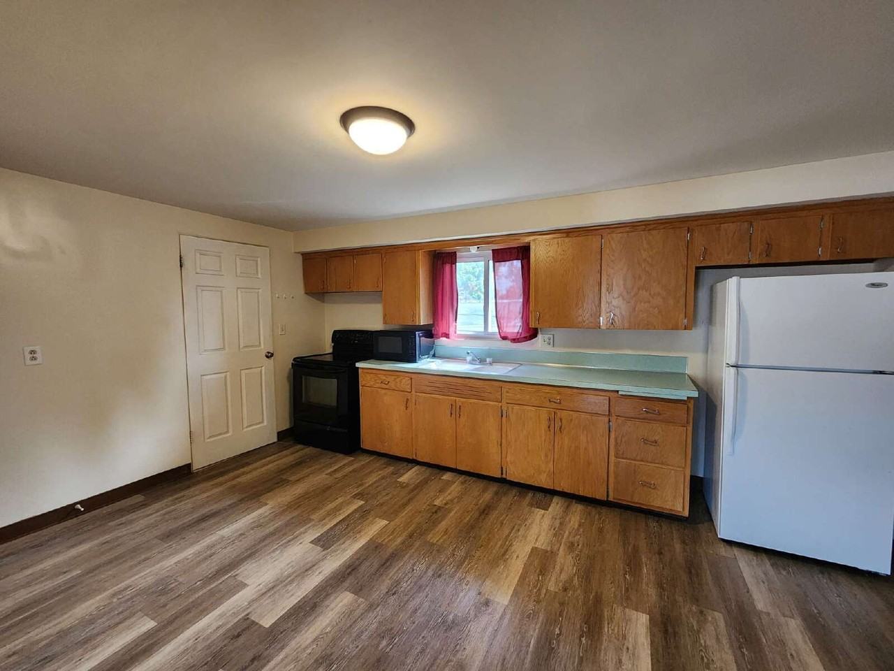 435 1/2 S Railroad St - Photo 3 of 11