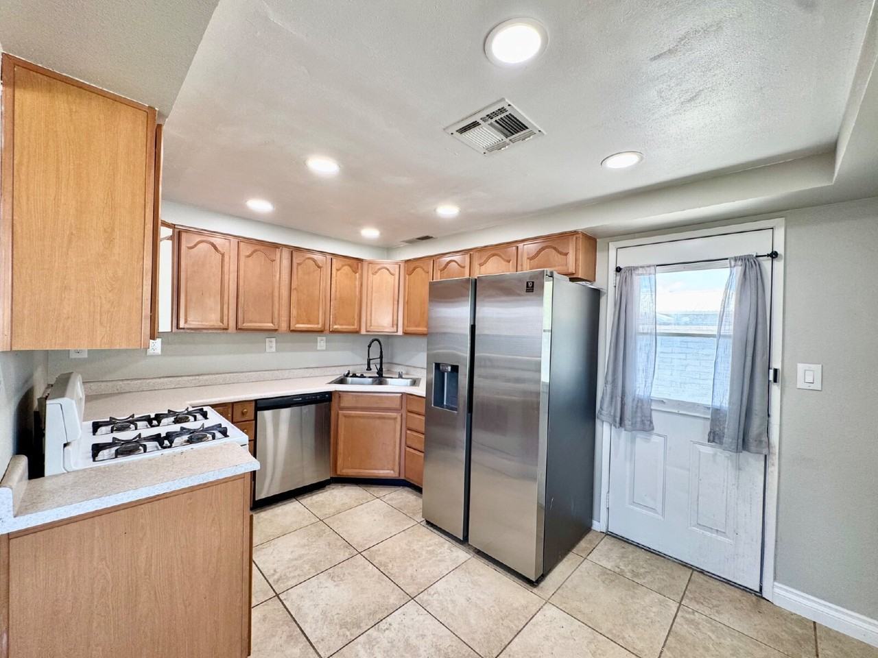 632 National St - Photo 3 of 38