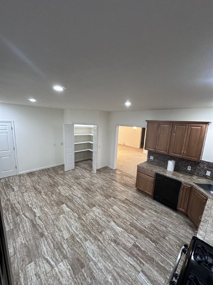 2915 Chandler Ave - Photo 4 of 13