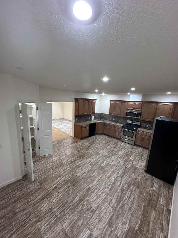 2915 Chandler Ave - Photo 5 of 13