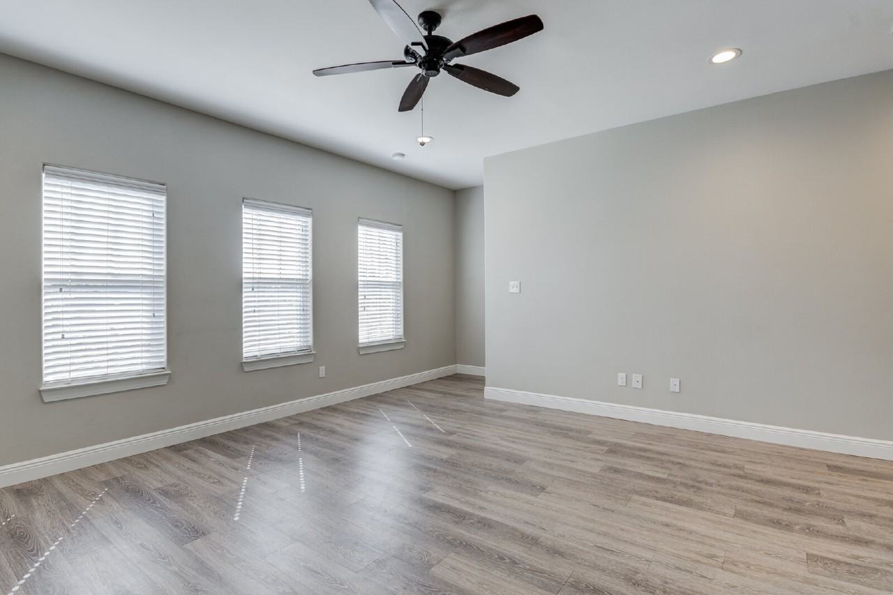 1512 Avenue W - Photo 4 of 33