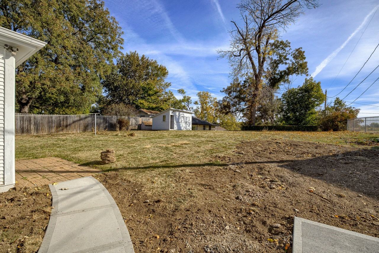 3617 N 64th Ave - Photo 2 of 25