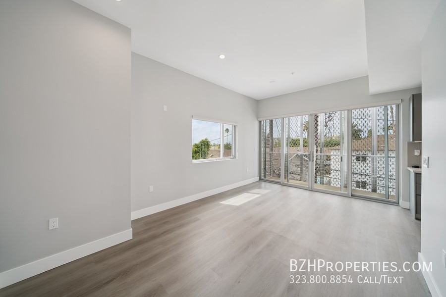 1223 N Hayworth Ave - Photo 4 of 34