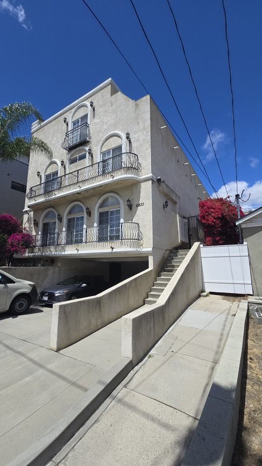 10833 Kling St #4 - Photo 6 of 31