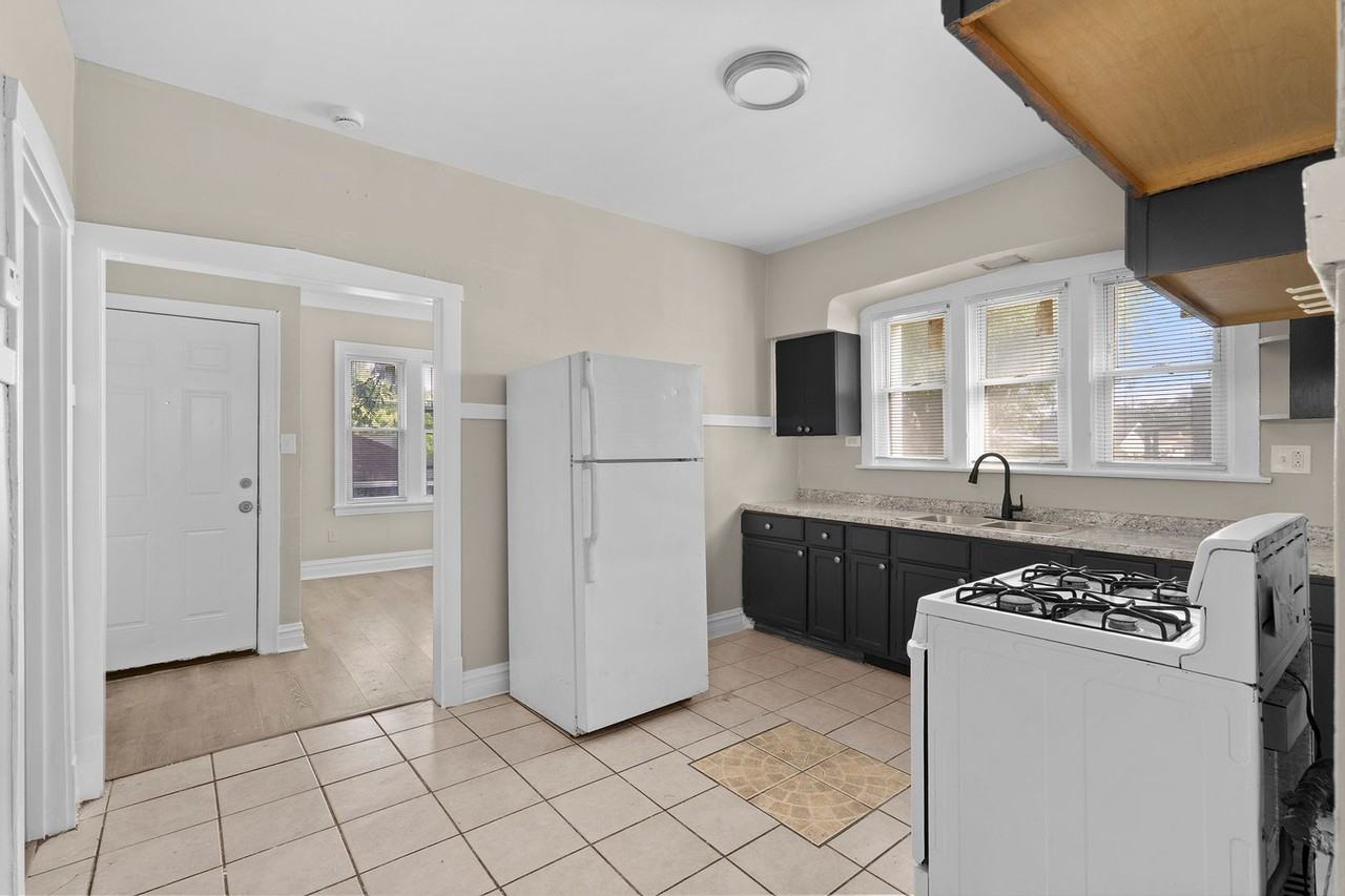 5040 W 19th St ##1 - Photo 3 of 15