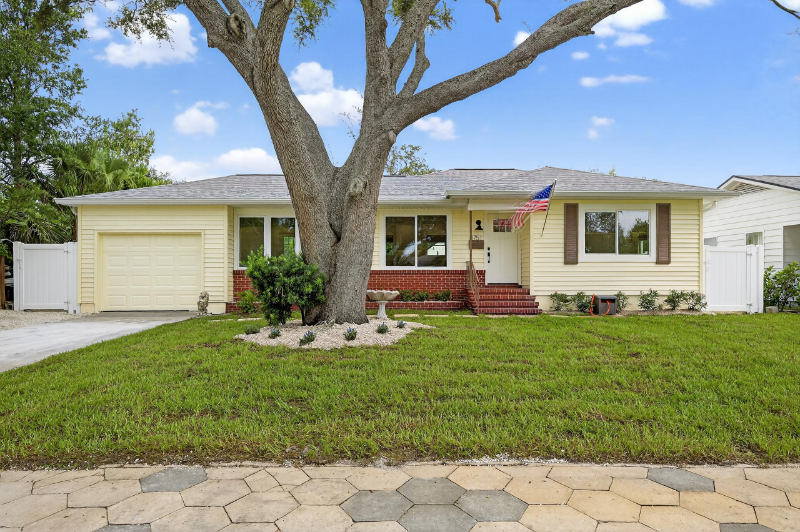 4751 Burlington Ave N - Photo 2 of 20