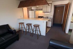 featured image of 230 W Lakelawn Pl