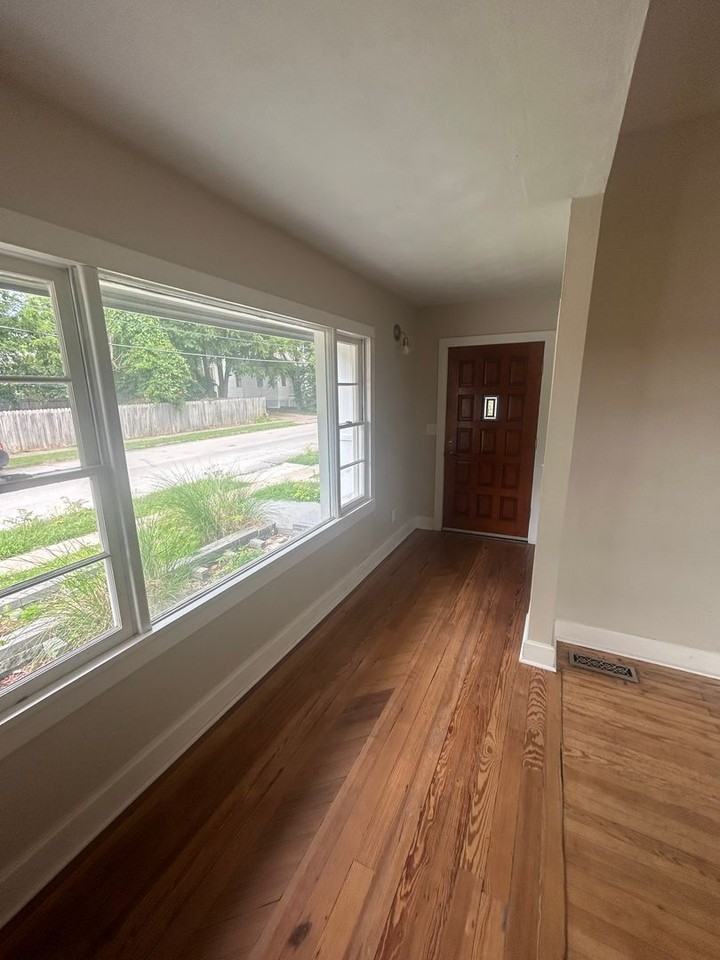 318 E Webster St - Photo 7 of 28