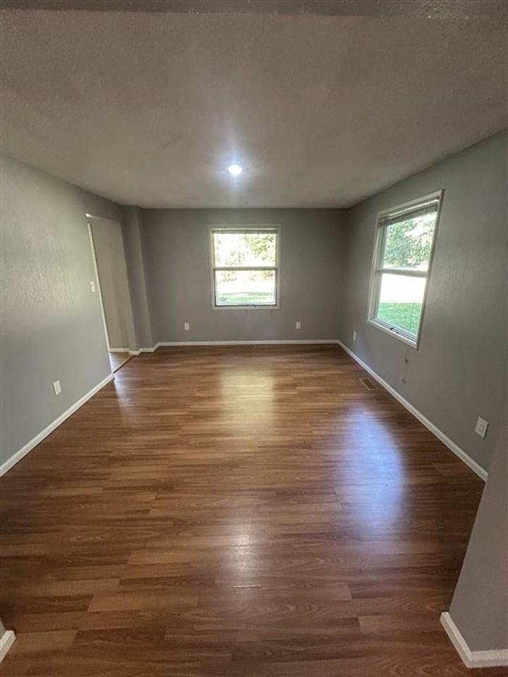 7147 Mecklem Rd - Photo 7 of 27