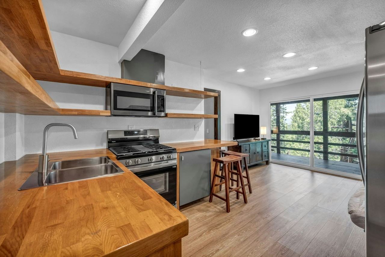 638 N Martin Dr, Unit B - Photo 3 of 15