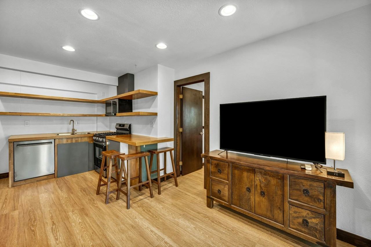 638 N Martin Dr, Unit B - Photo 5 of 15