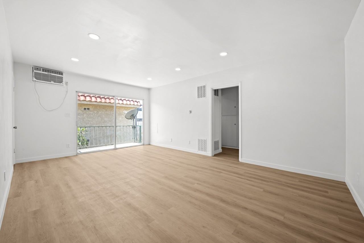 121 SOUTH CHESTER AVE. (689) - Photo 3 of 18