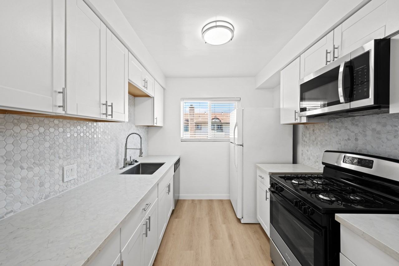 121 SOUTH CHESTER AVE. (689) - Photo 4 of 18