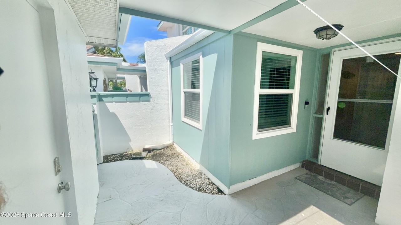 274 Queens Ct - Photo 3 of 39