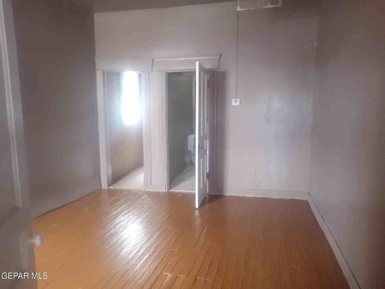 111 S Hills St - Photo 2 of 7