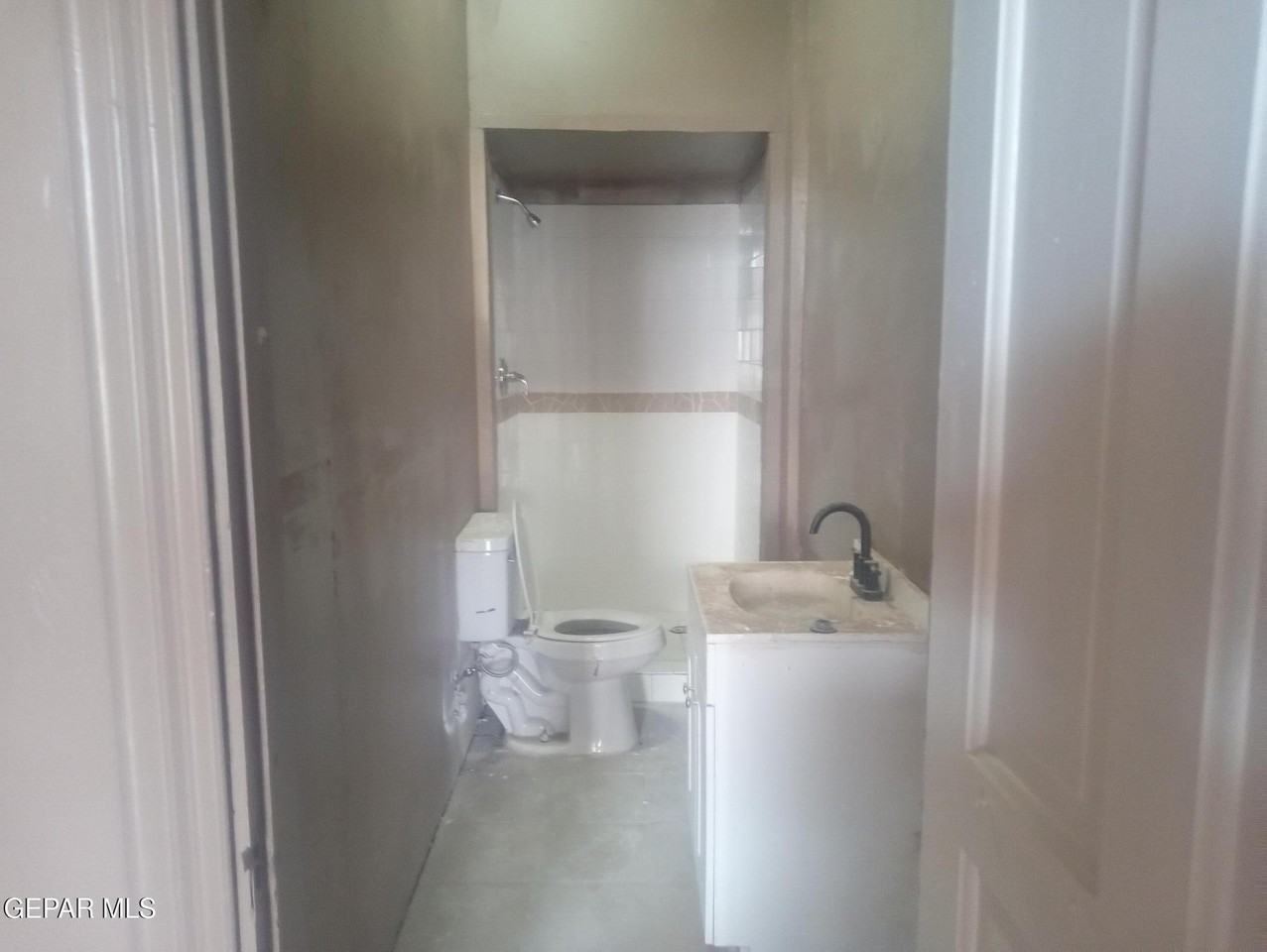 111 S Hills St - Photo 3 of 7