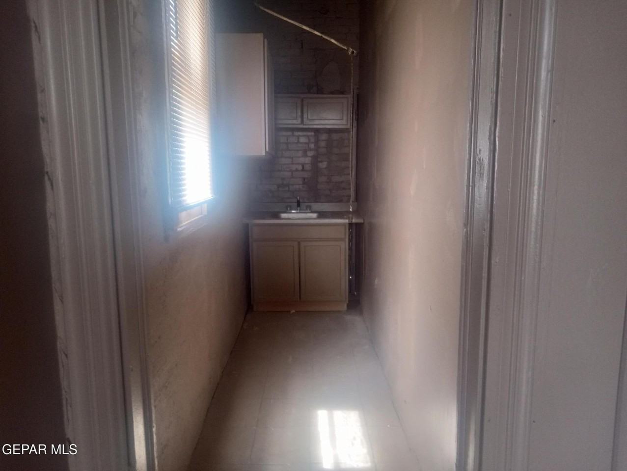 111 S Hills St - Photo 4 of 7