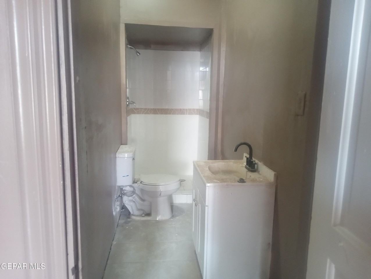 111 S Hills St - Photo 5 of 7