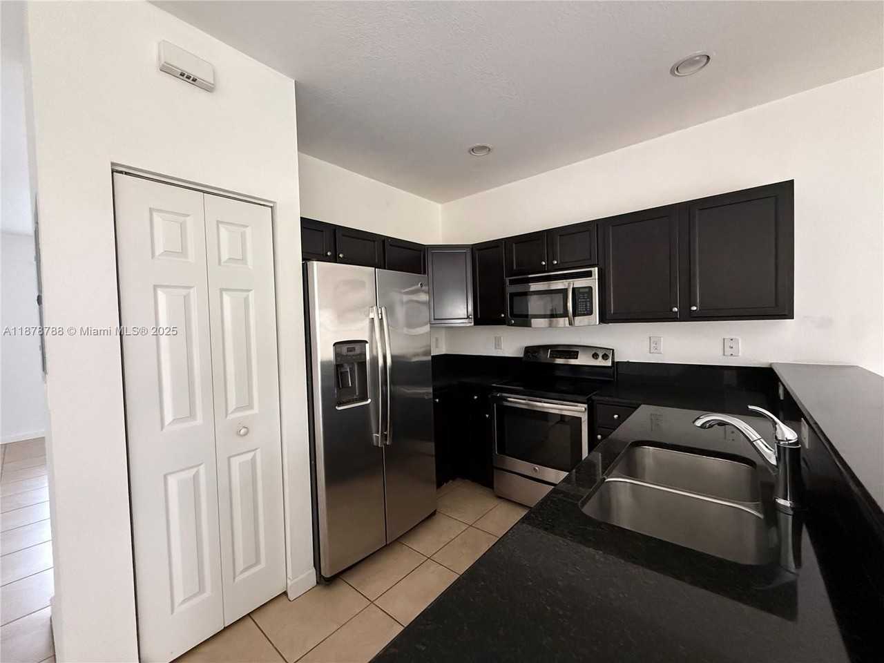 3204 Se 5th Ct - Photo 6 of 25