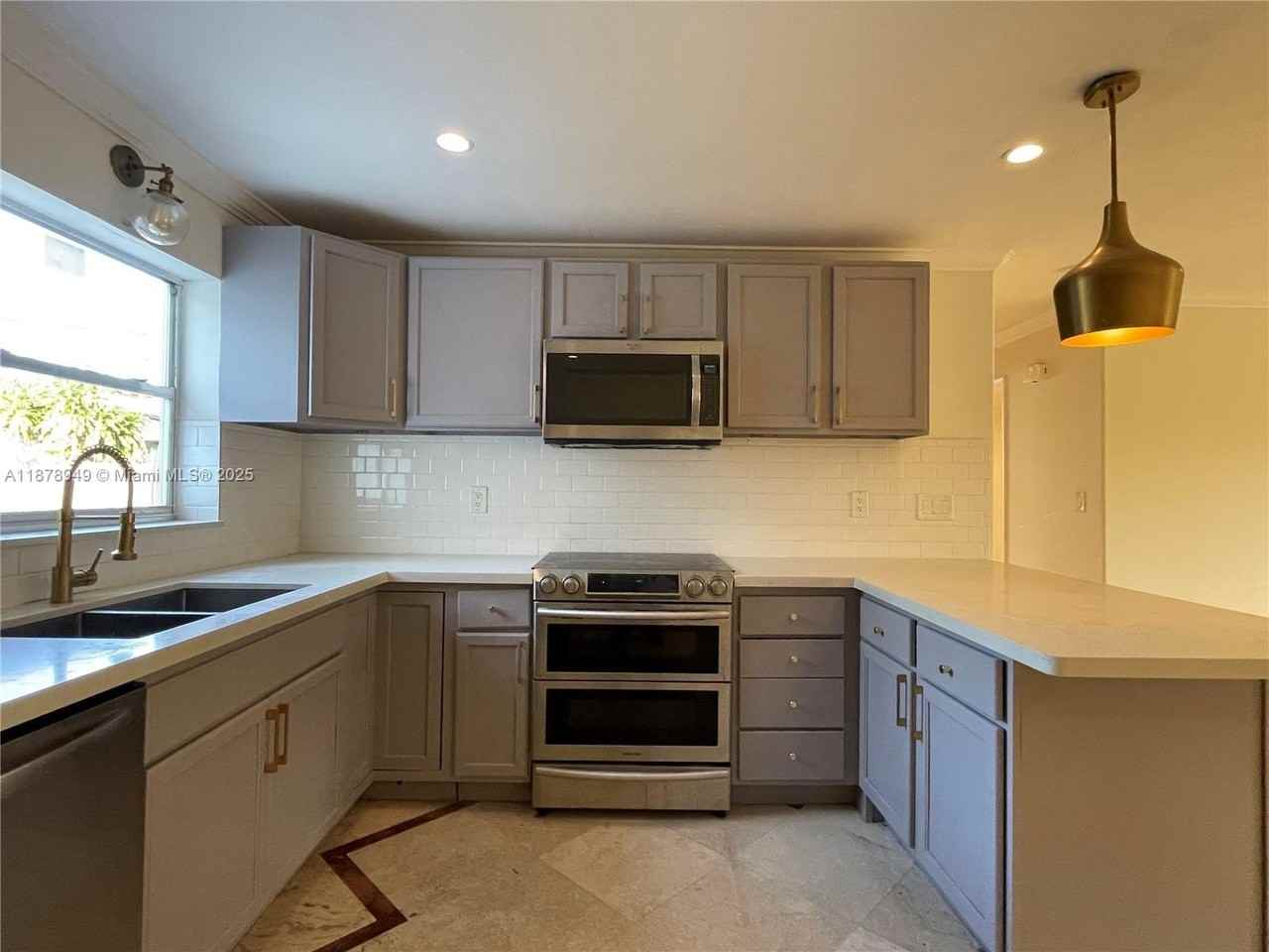 1107 Ne 8th St - Photo 2 of 15