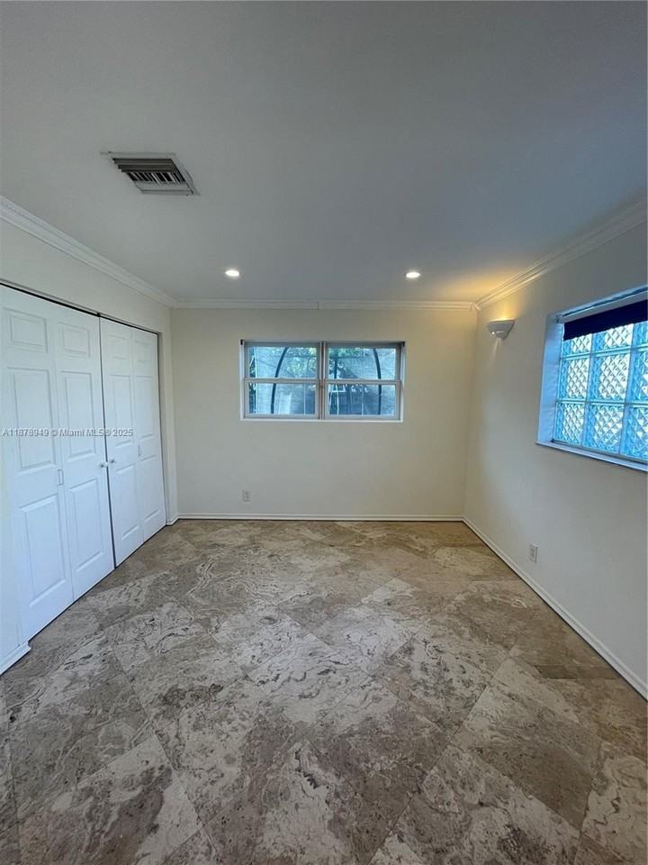 1107 Ne 8th St - Photo 5 of 15