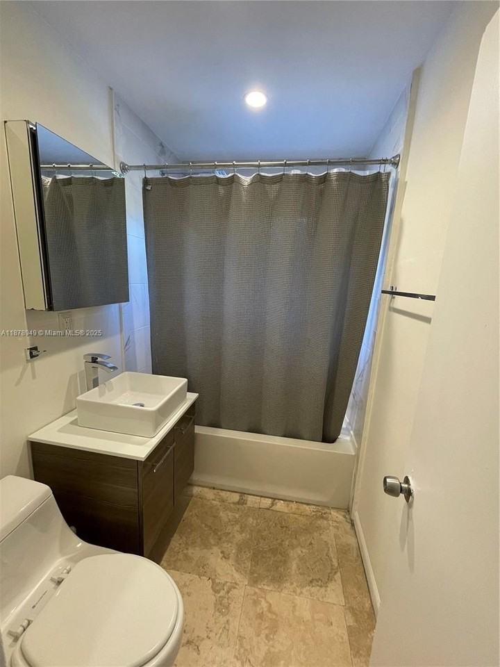 1107 Ne 8th St - Photo 6 of 15