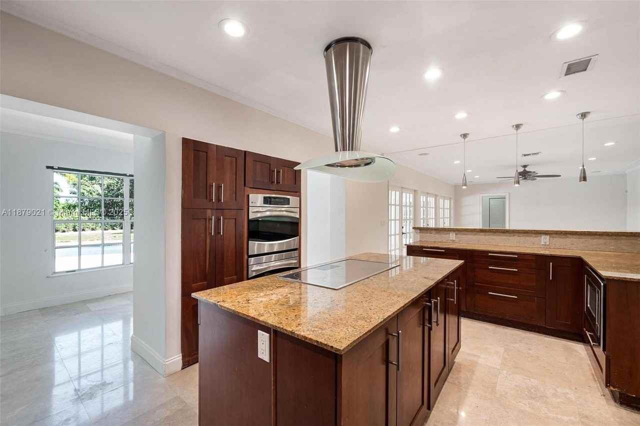 11301 Sw 91st Ave - Photo 7 of 50