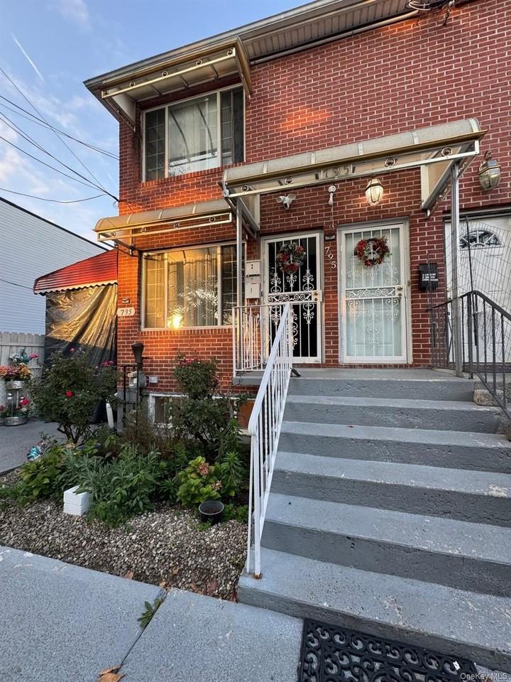 795 Linwood St - Photo 7 of 9