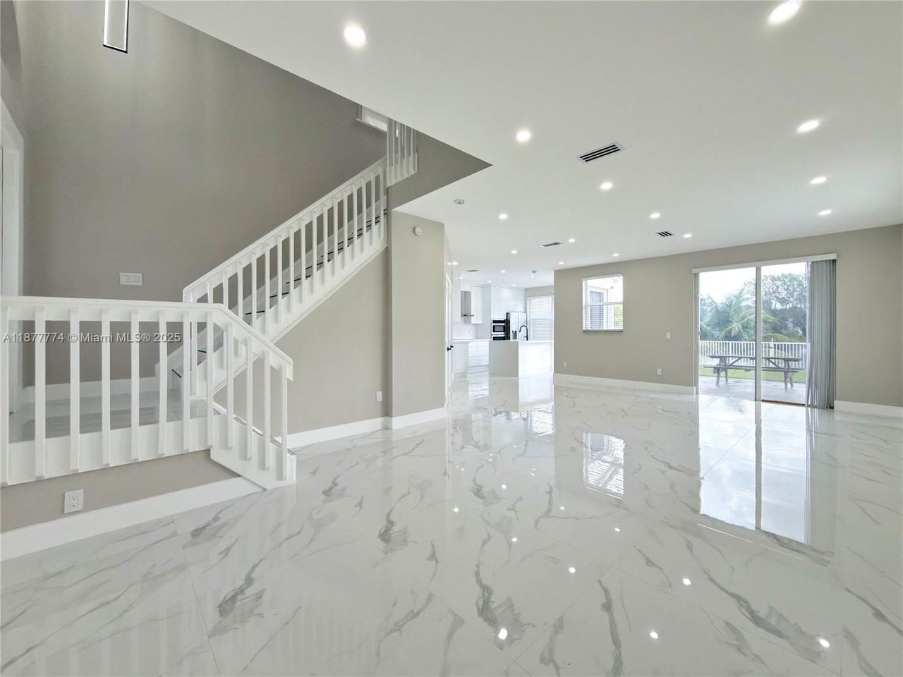 199 Nw 152nd Ave - Photo 5 of 8