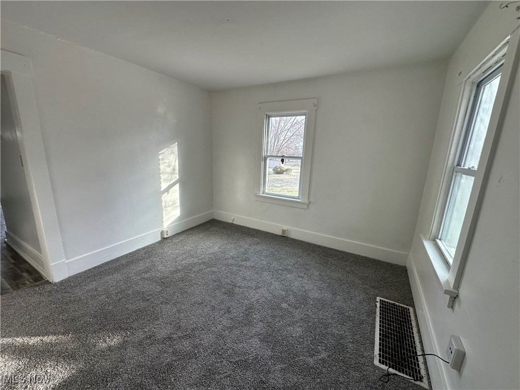 696 Gaylord Ave - Photo 6 of 9