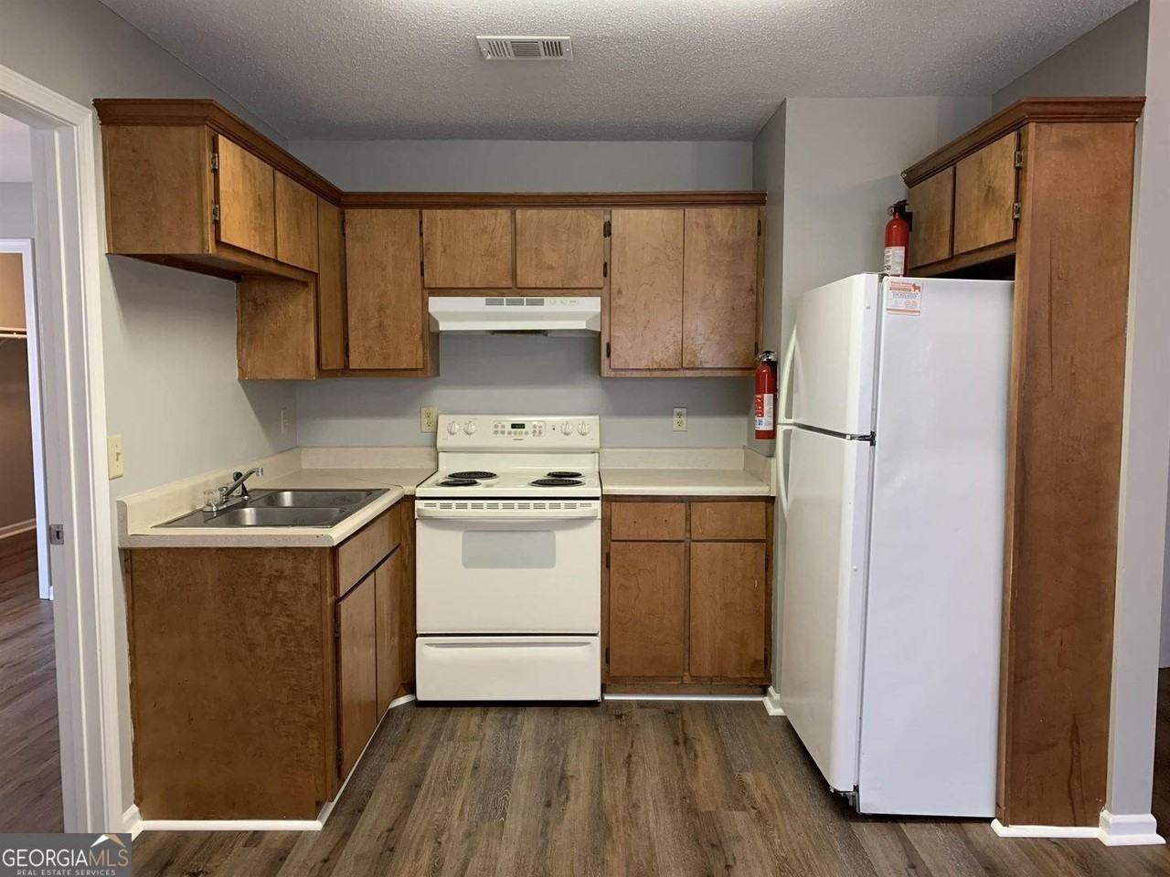 704 Green St #B - Photo 3 of 11