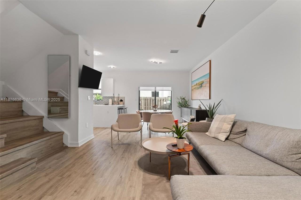 403 Ne 212th St - Photo 2 of 8