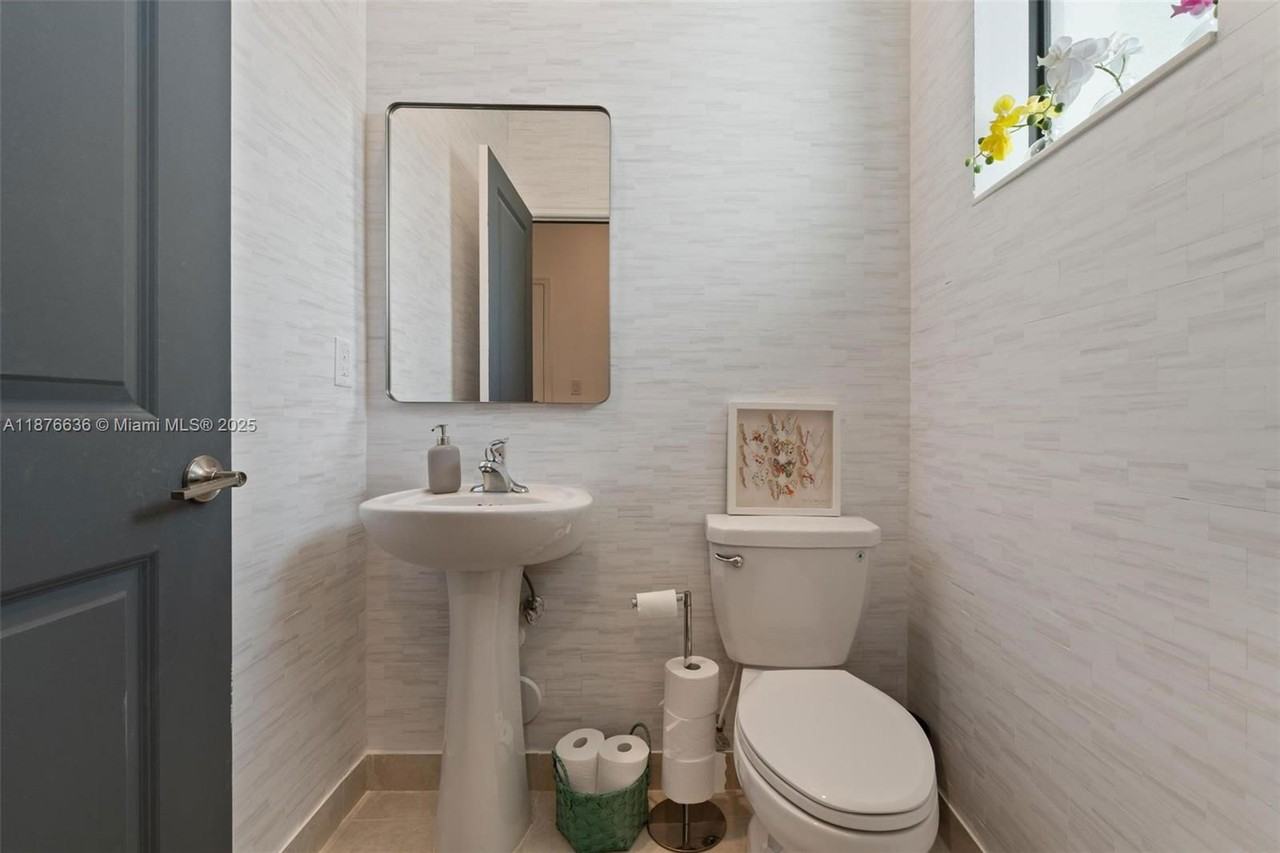 403 Ne 212th St - Photo 4 of 8