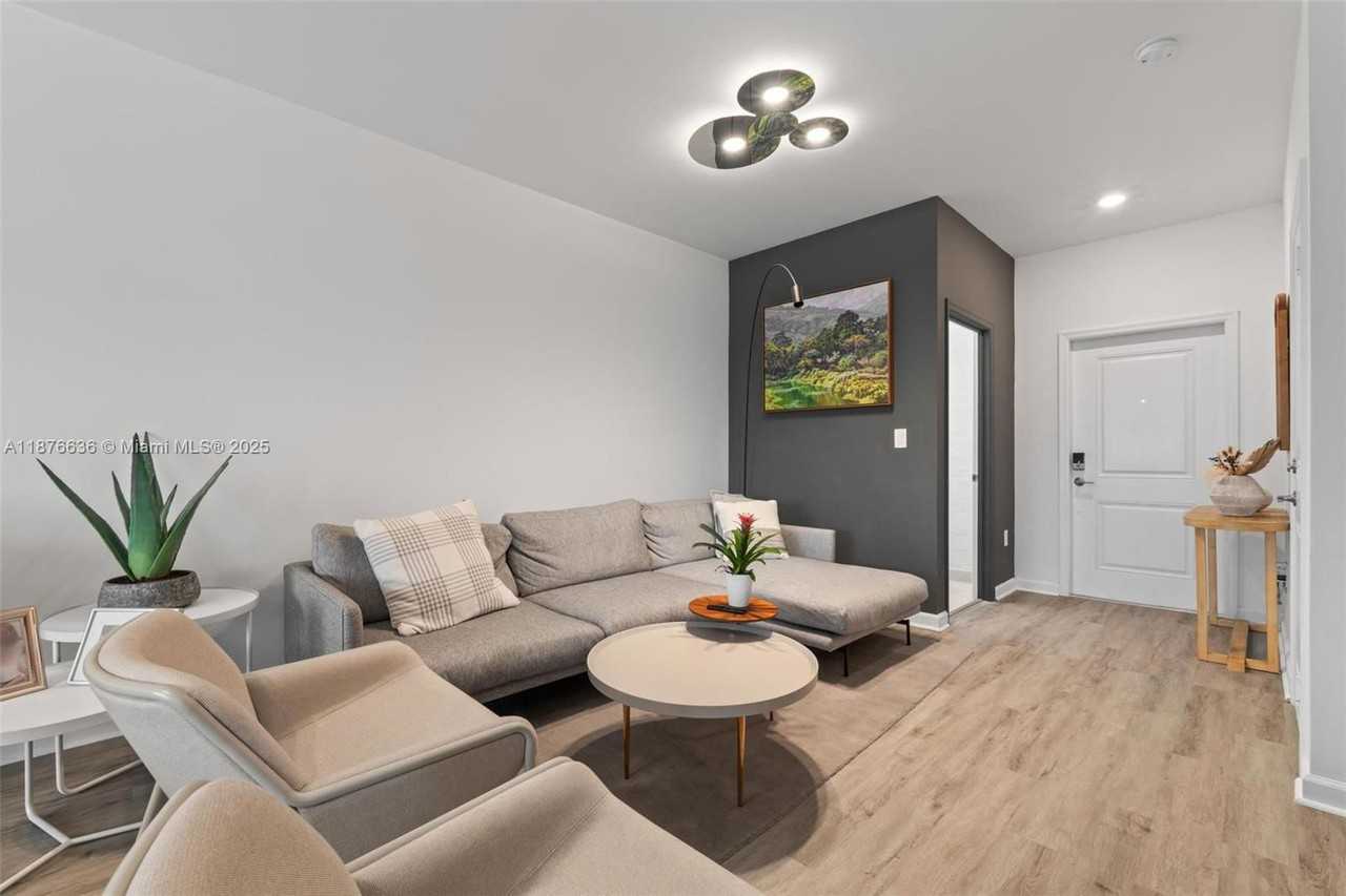 403 Ne 212th St - Photo 5 of 8