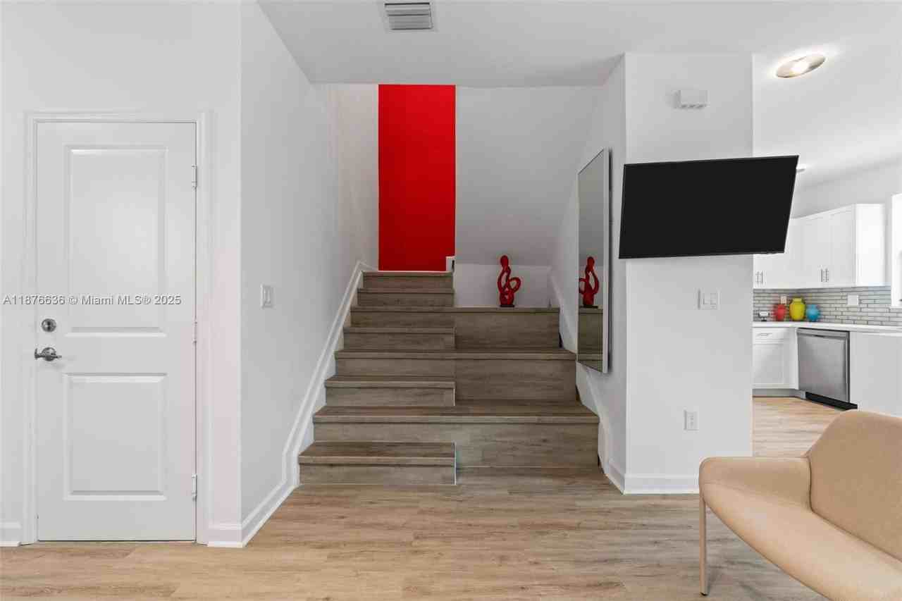 403 Ne 212th St - Photo 7 of 8