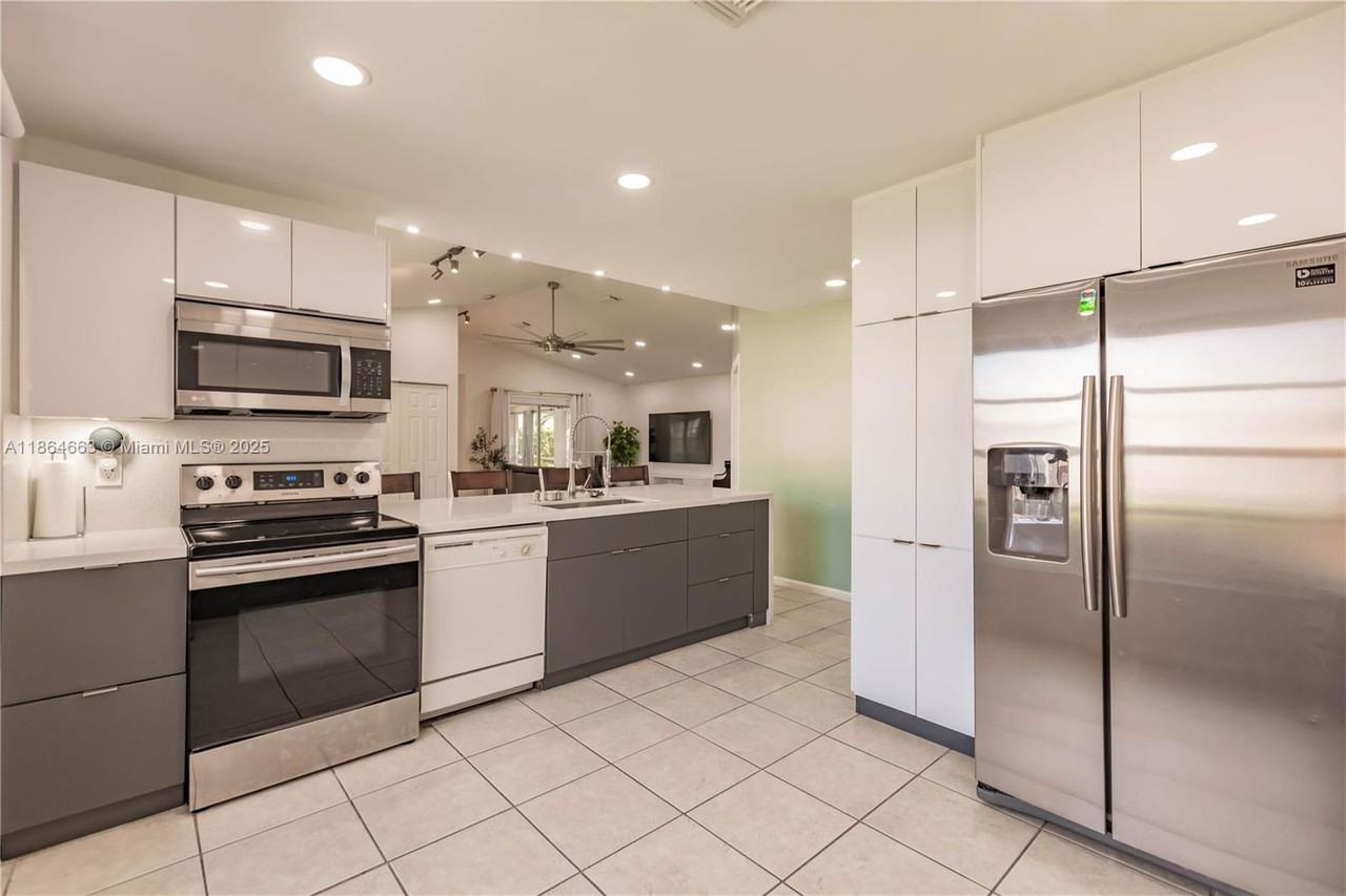 2235 Se 6th Ct - Photo 3 of 8