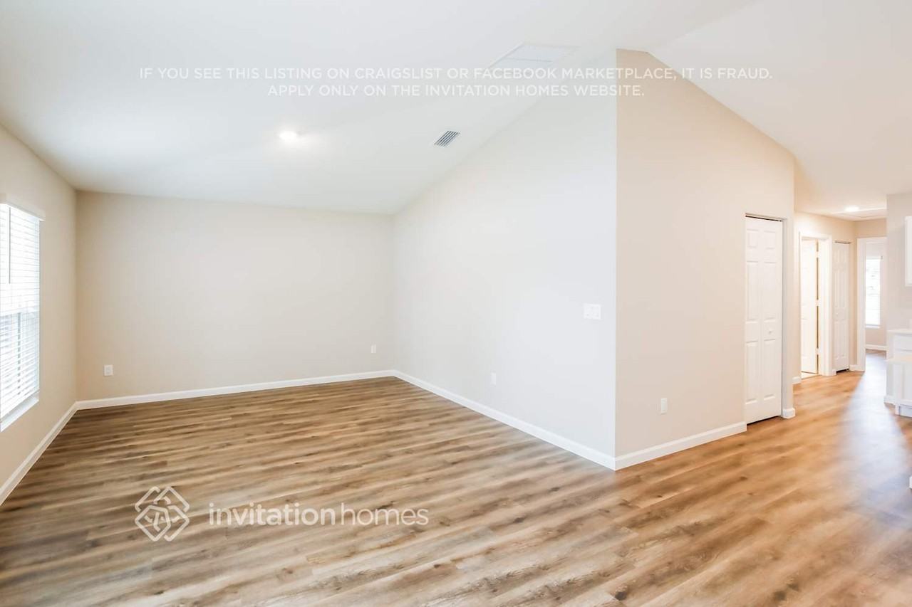 1702 Southwest Airoso Boulevard - Photo 3 of 17