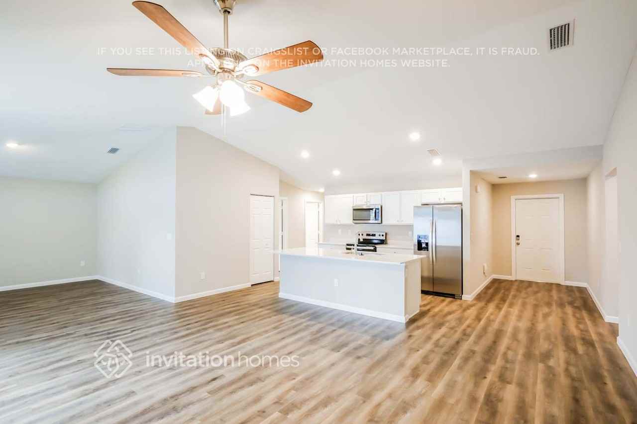 1702 Southwest Airoso Boulevard - Photo 4 of 17