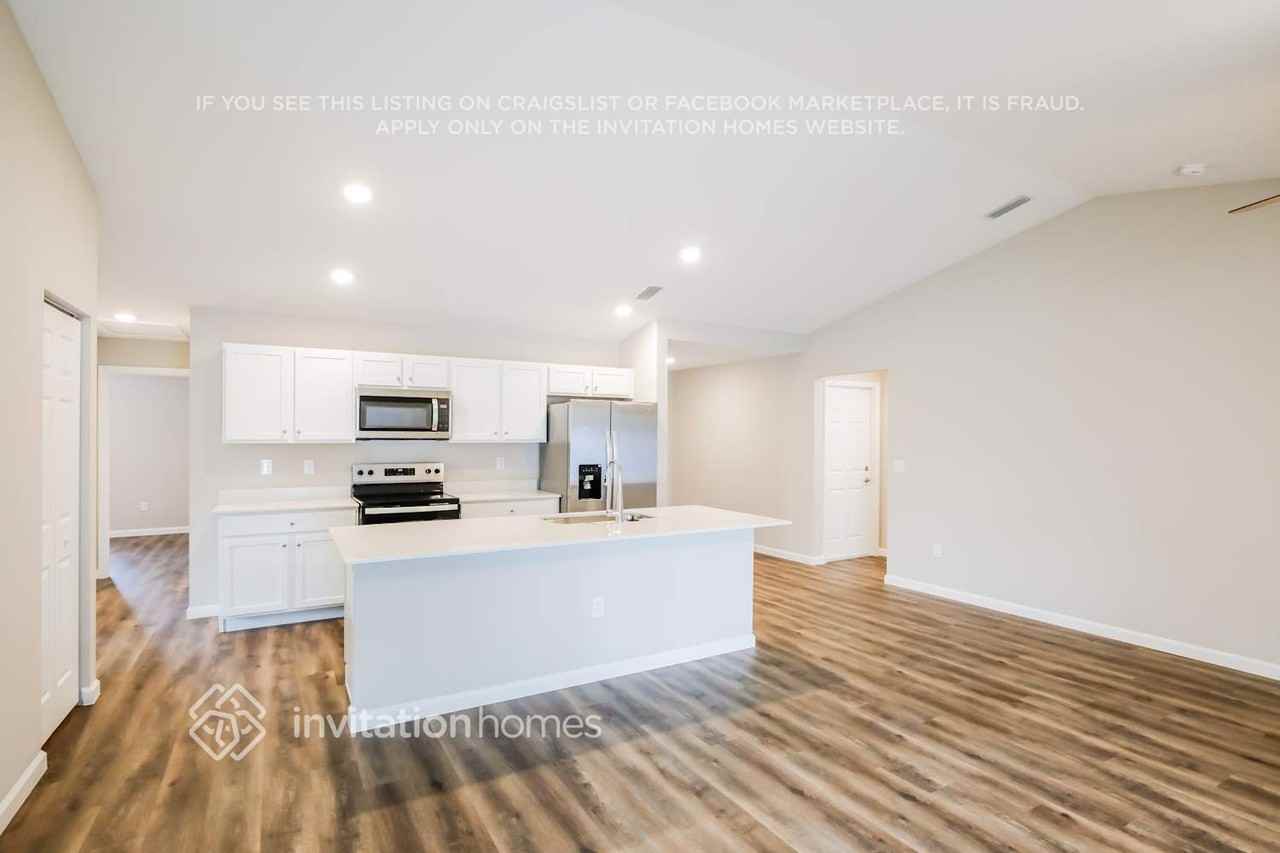 1702 Southwest Airoso Boulevard - Photo 5 of 17