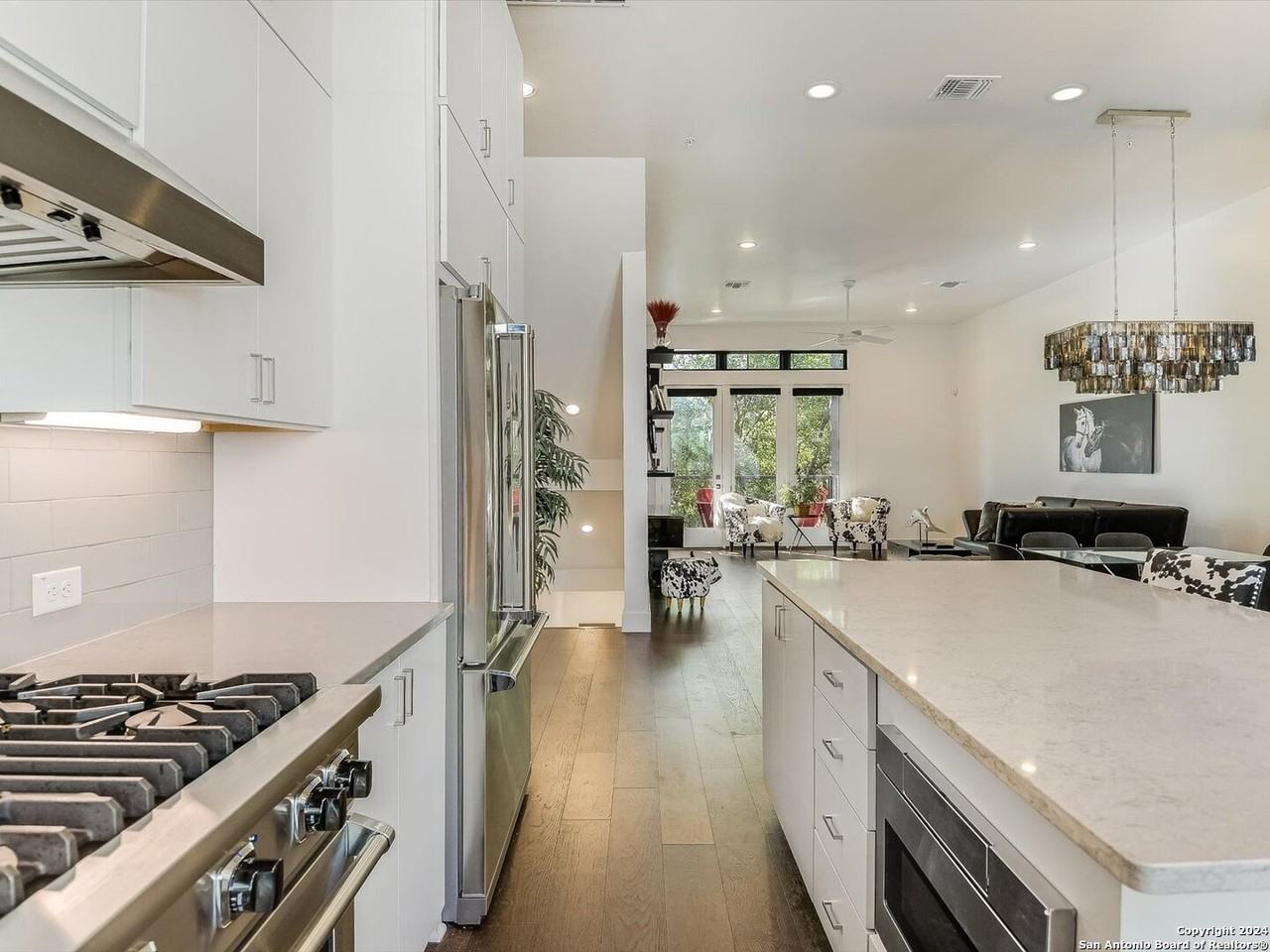 1226 S Presa St ##105 - Photo 3 of 24