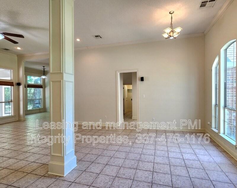 411 Greenfield Dr - Photo 5 of 23