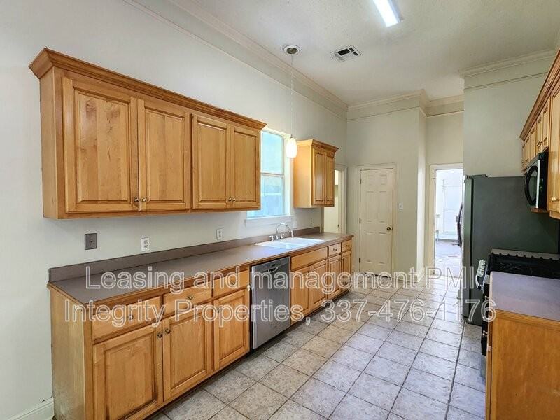 411 Greenfield Dr - Photo 7 of 23