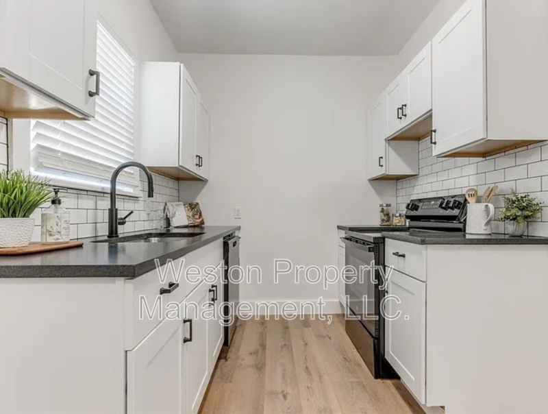 1132 Ne 17th St - Photo 3 of 8