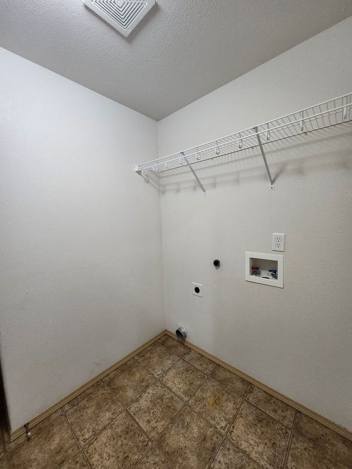 5811 Austin Ct - Photo 5 of 26