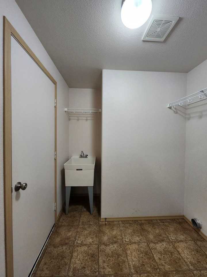 5811 Austin Ct - Photo 4 of 26