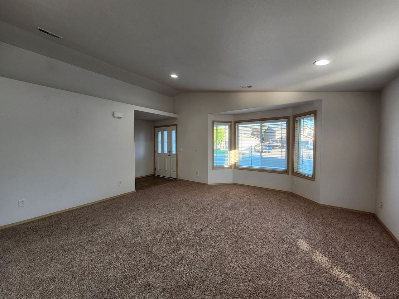 5811 Austin Ct - Photo 3 of 26